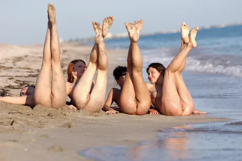 Rita B: Tall Thick Brunettes Eat Pussy and Finger Each Other on the Beach – photo 11 of 21