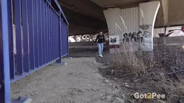 Naomi Bennet – Czech Brunette in Jeans Spreads Her Pussy Under an Overpass