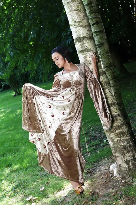 Keira Knight: Busty Thick Babe Strips Out of Her Dress Outdoors – photo 4 of 16