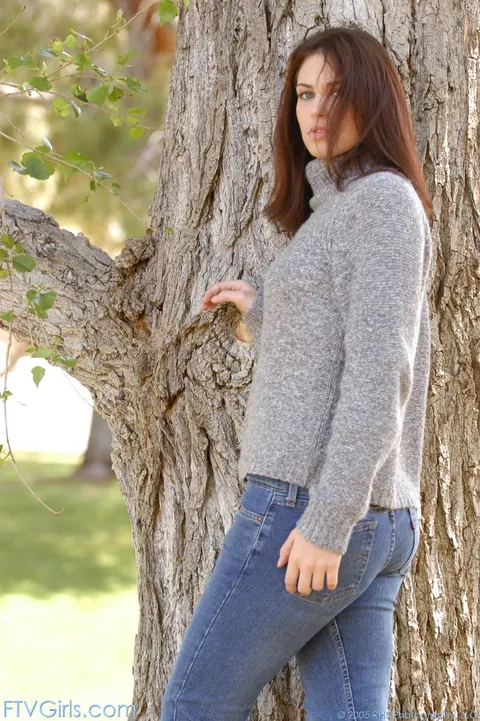 Faith Leon: Tall Brunette PAWG Strips Out of Her Jeans and Spreads Outdoors – photo 5 of 20
