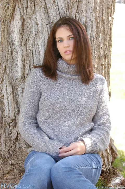 Faith Leon: Tall Brunette PAWG Strips Out of Her Jeans and Spreads Outdoors – photo 1 of 20