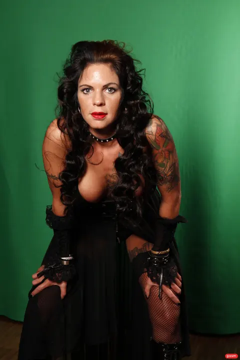 MIA DE BERG: Petite German MILF Reveals Cleavage and Poses Nude – photo 4 of 15