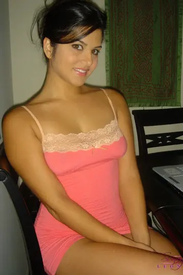 Sunny Leone – Indian MILF Undresses and Spreads Her Hairy Pussy