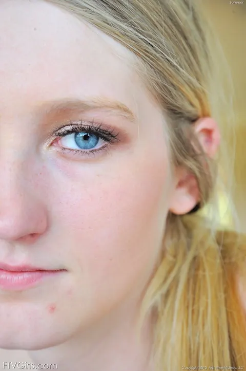 Summer Carter: Blonde in Shorts Masturbates with a Blue Toy Outdoors – photo 11 of 20