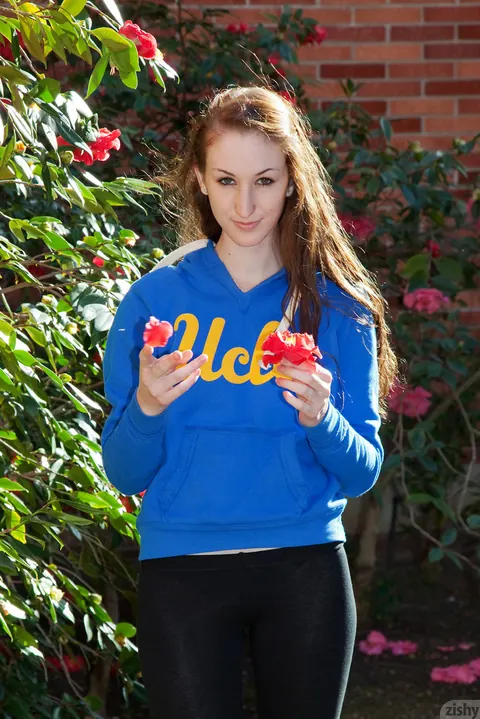 Haley Gladwell: Redhead PAWG Poses in Yoga Pants Outdoors – photo 6 of 11