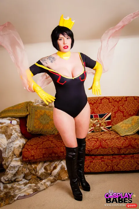 Yuffie Yulan: British PAWG Shows Off Her Curves in Latex Costume – photo 7 of 15