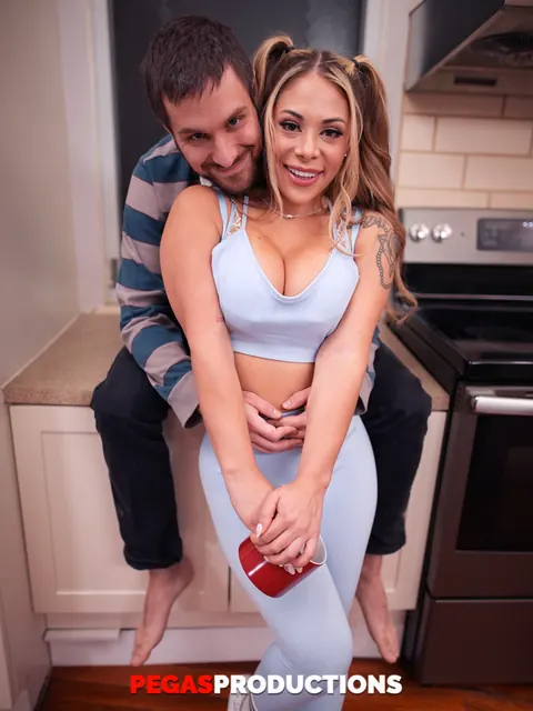 Laura Fox: Curvy Brunette Shows Off Her Big Tits and Phat Ass – photo 10 of 20