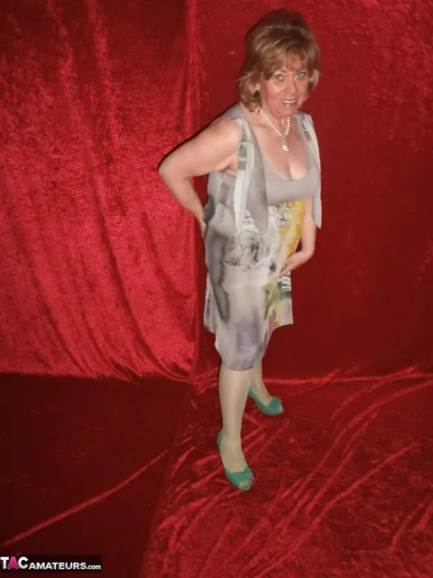 Mature BBW Flashes Cameltoe in Green Stockings and Heels – photo 2 of 20