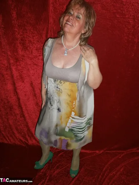 Mature BBW Flashes Cameltoe in Green Stockings and Heels – photo 1 of 20