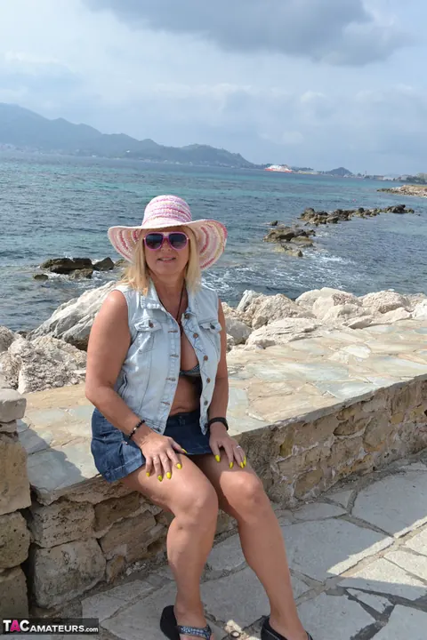 Nudechrissy: Thick Blonde MILF Flaunts Her Curves Nude on the Beach – photo 19 of 20