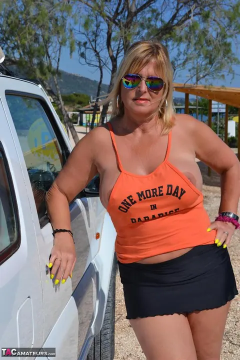 Nudechrissy: Thick Blonde MILF Flaunts Her Curves Nude on the Beach – photo 5 of 20