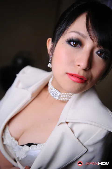 Nana Kunimi: Japanese Brunette Flashes Her Lace Bra in a Skirt – photo 15 of 15