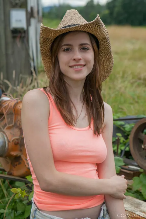 April Grantham: Redhead MILF Flaunts Her Ass in Shorts by Boxcar – photo 8 of 16