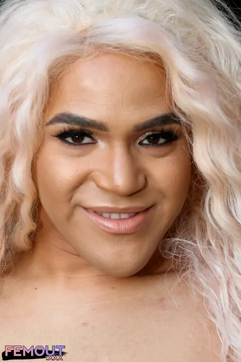 Trans Woman Bares All While Posing in the Open Air – photo 16 of 16