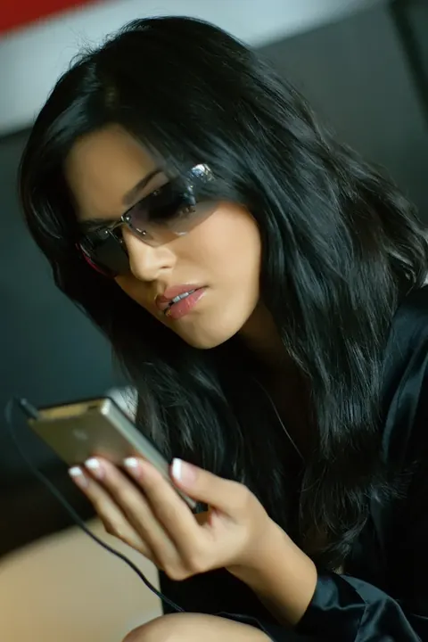 Sunny Leone: Indian MILF with Big Enhanced Tits Teases in Glasses – photo 3 of 20