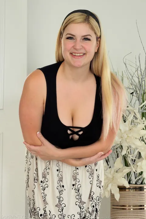 Thick Blonde Amateur Spreads Her Shaved Pussy and Shows Her Ass – photo 4 of 17