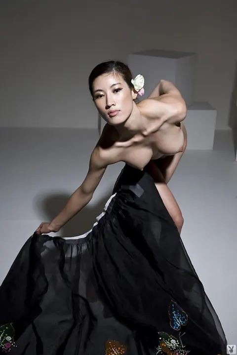 Eunkyung Oh: Korean Brunette Undresses and Displays Her Enhanced Tits – photo 13 of 16