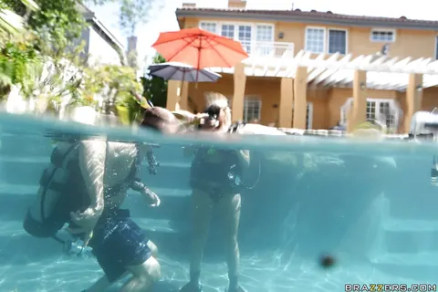 Angelina Ashe: Thick Blonde with Big Tits Fucks and Sucks Underwater – photo 11 of 16