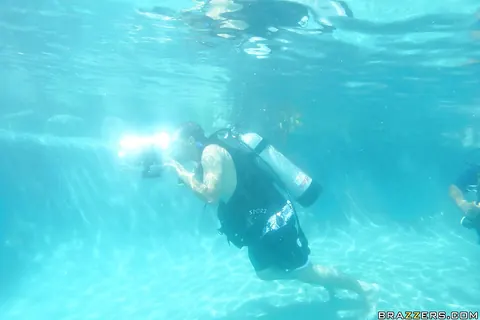 Angelina Ashe: Thick Blonde with Big Tits Fucks and Sucks Underwater – photo 10 of 16