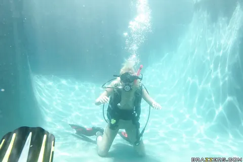 Angelina Ashe: Thick Blonde with Big Tits Fucks and Sucks Underwater – photo 1 of 16