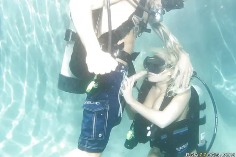 Angelina Ashe: Thick Blonde with Big Tits Fucks and Sucks Underwater – photo 5 of 16