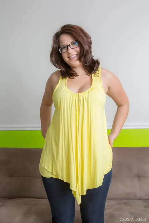 Ivana Bell: BBW Brunette Peels Off Her Jeans to Show Her Big Tits – photo 1 of 16