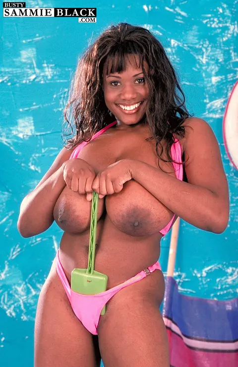 Sammie Black: Ebony MILF in a Bikini Spreads Her Pussy – photo 7 of 21