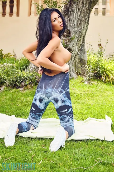 Jessie Boulevard: Thick Brunette Pulls Down Her Yoga Pants and Spreads Outdoors – photo 10 of 12