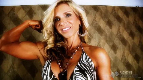Mature Blonde Bodybuilder Oils Up and Flexes in the Gym – photo 20 of 21
