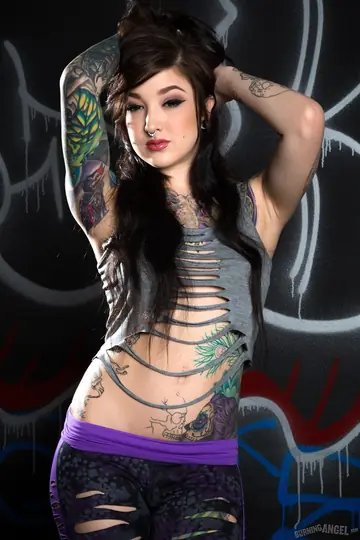 Kelsi Lynn – Busty Tattooed Brunette Fingers Her Shaved Pussy Deep
