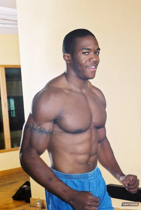 Thick Hairy Man Strips and Shows His Big Ass at the Gym – photo 4 of 21