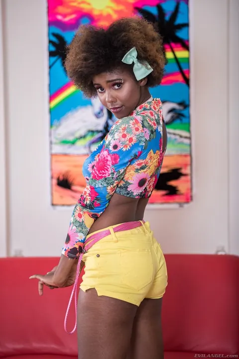 Daizy Cooper: Ebony Babe with Natural Tits Spreads Her Legs in Shorts and Heels – photo 3 of 16