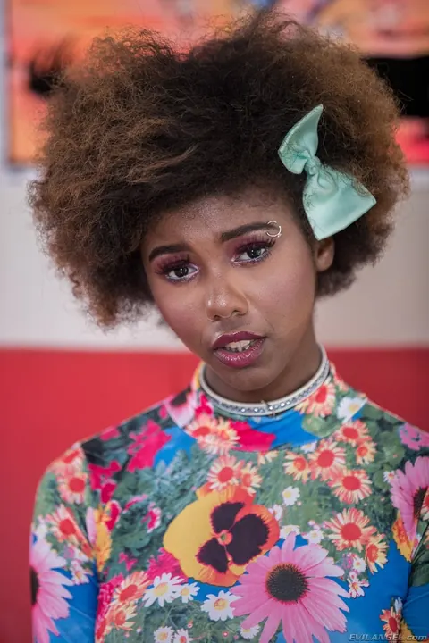 Daizy Cooper: Ebony Babe with Natural Tits Spreads Her Legs in Shorts and Heels – photo 1 of 16