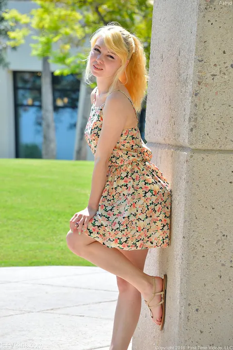 Busty Blonde Lifts Her Skirt and Flashes in Public – photo 2 of 20