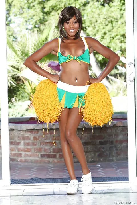 Karma May: Ebony Babe in a Skirt Spreads Her Big Ass Outdoors – photo 8 of 16