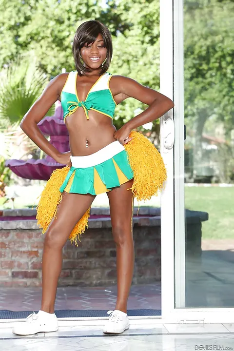 Karma May: Ebony Babe in a Skirt Spreads Her Big Ass Outdoors – photo 2 of 16