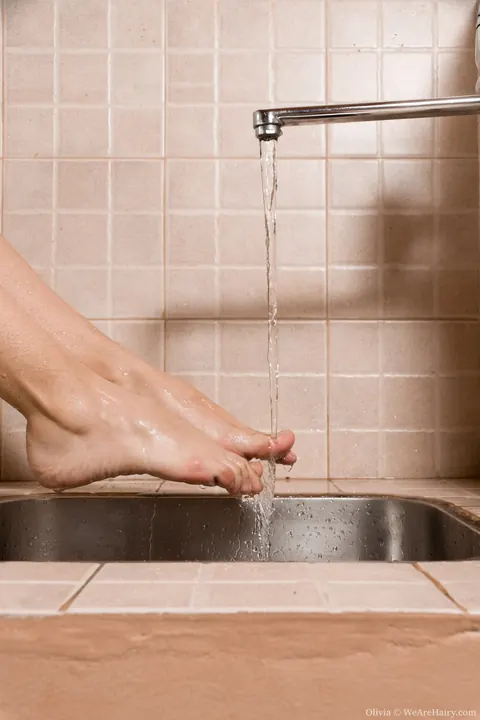 Woman in a Bikini Spreads Her Hairy Pussy Under Kitchen Faucet – photo 14 of 17