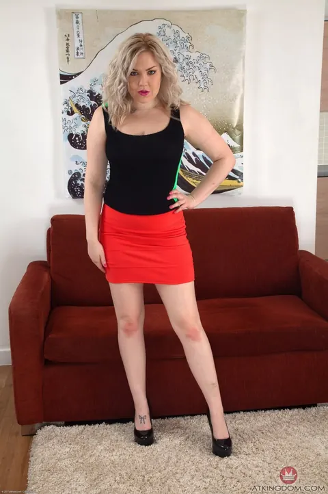Daisy Woods: Petite Blonde MILF Spreads Her Hairy Pussy – photo 1 of 21