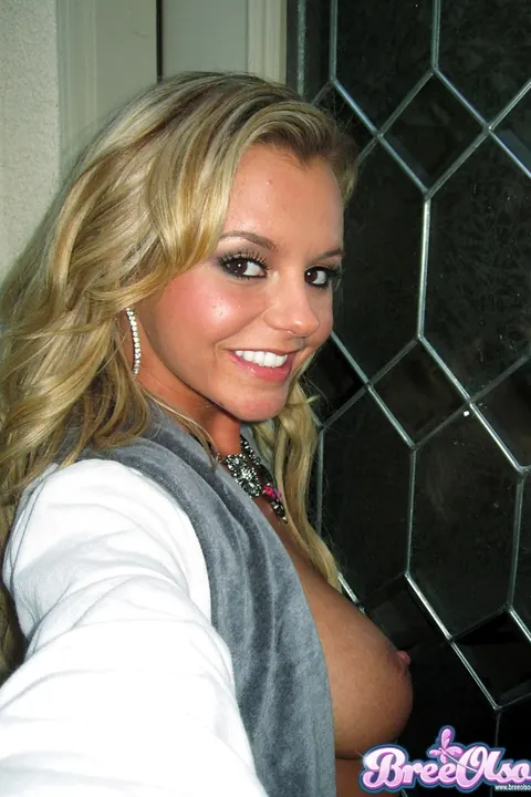 Bree Olson: Slim Blonde with Big Natural Tits Poses Outdoors – photo 15 of 17