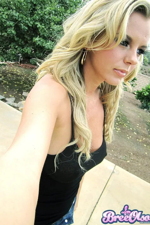 Bree Olson: Slim Blonde with Big Natural Tits Poses Outdoors – photo 9 of 17