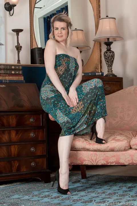 Rebecca Louise: Amateur Short-Haired Blonde Spreads Her Natural Pussy – photo 2 of 17