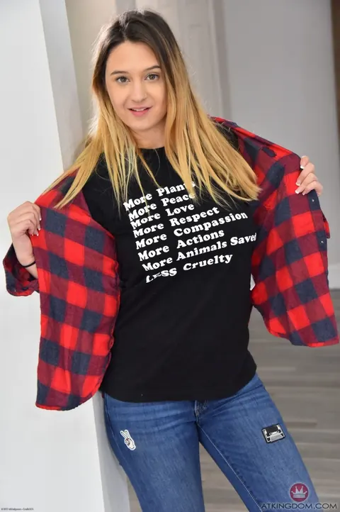 Elektra Rose: Blonde BBW in Jeans Spreads Her Hairy Pussy – photo 2 of 21