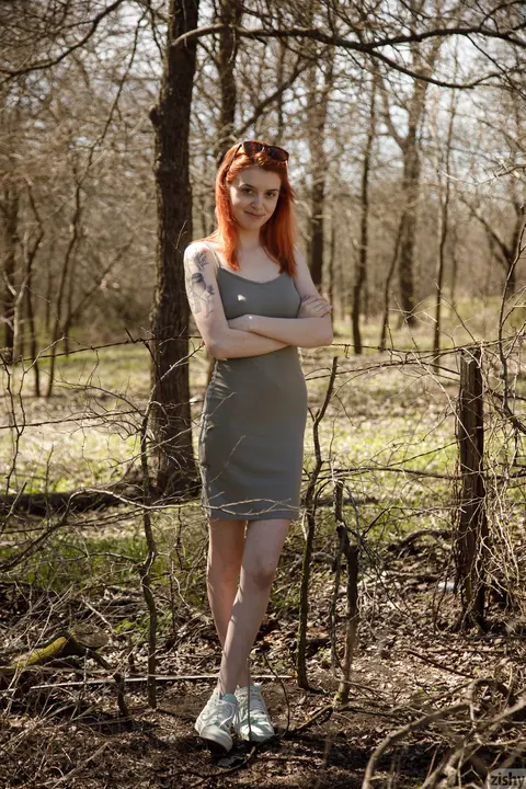 Wanda Ablee: Redhead with Glasses Reveals Her Hairy Bush in the Forest – photo 5 of 12