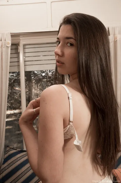Short-Haired Woman Strips and Spreads Her Hairy Bush – photo 6 of 18