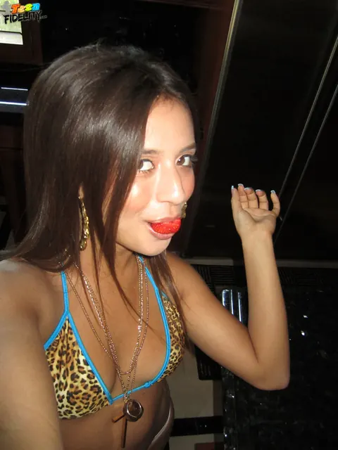 Jynx Maze: Mature Latina Poses in a Bikini for Mirror Selfie – photo 13 of 17