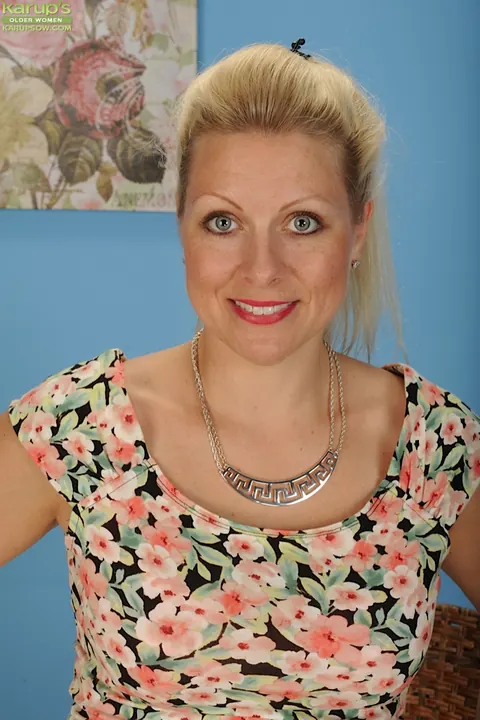 Zoey Tyler: Mature Blonde with Big Tits Undresses and Spreads Her Labia – photo 2 of 15