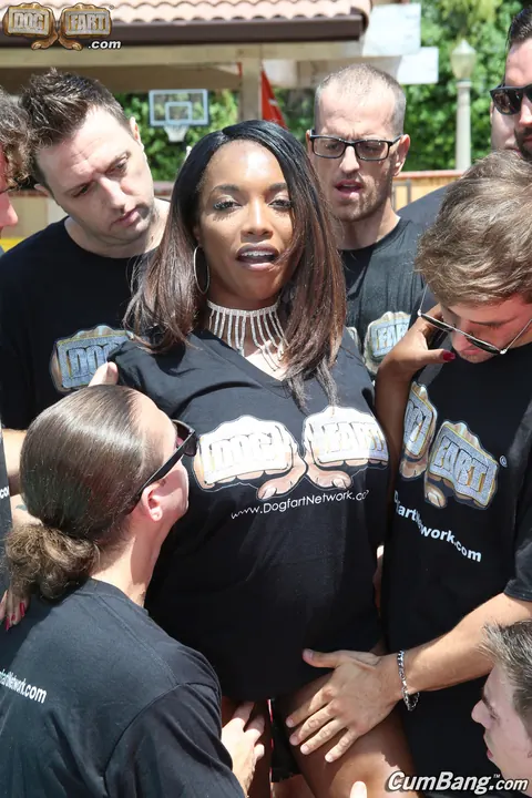 Daya Knight: Ebony Brunette Kneels for a Backyard Blowbang – photo 1 of 21