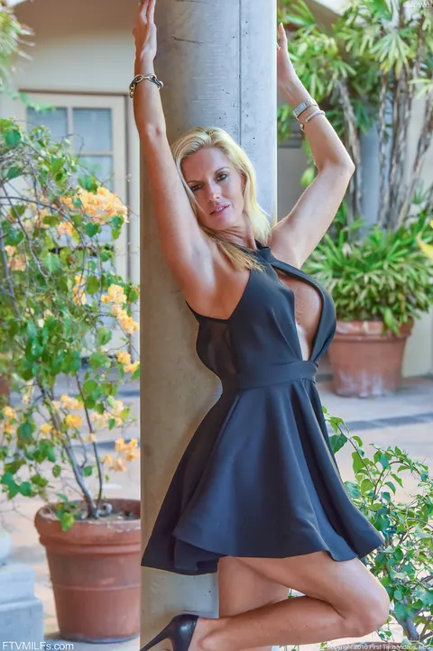 Blonde MILF with Big Tits Spreads Her Pussy in the Open Air – photo 10 of 17