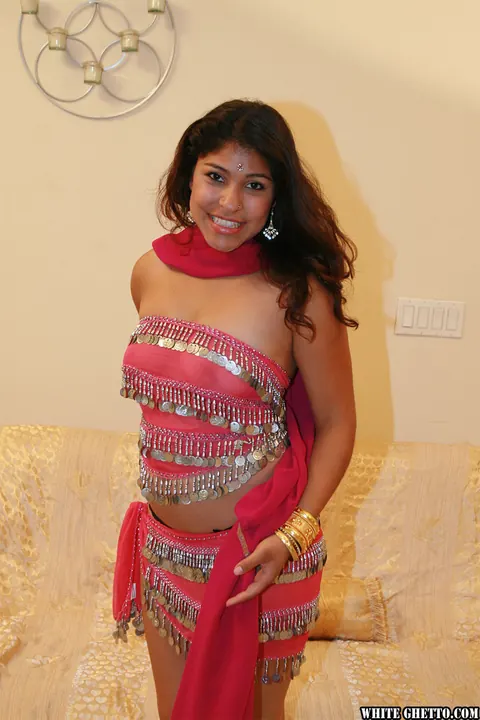 Laurie Vargas: Thick Indian MILF Lifts Her Hem to Flash Her Big Ass – photo 3 of 15