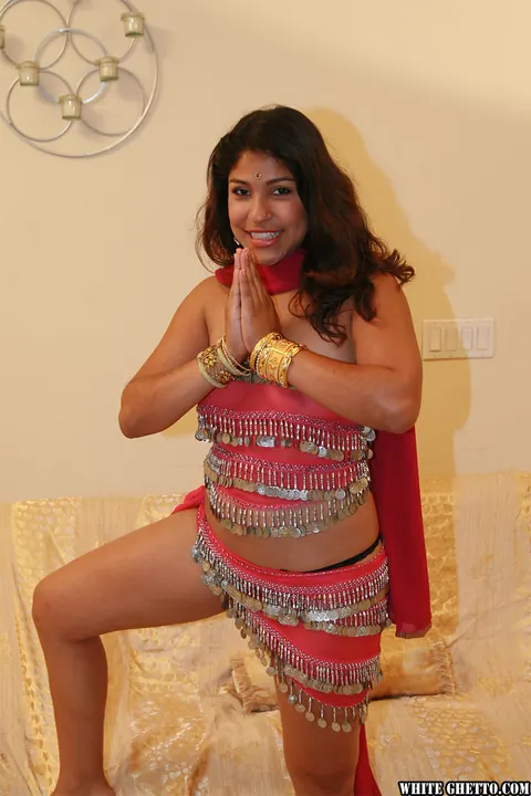 Laurie Vargas: Thick Indian MILF Lifts Her Hem to Flash Her Big Ass – photo 6 of 15